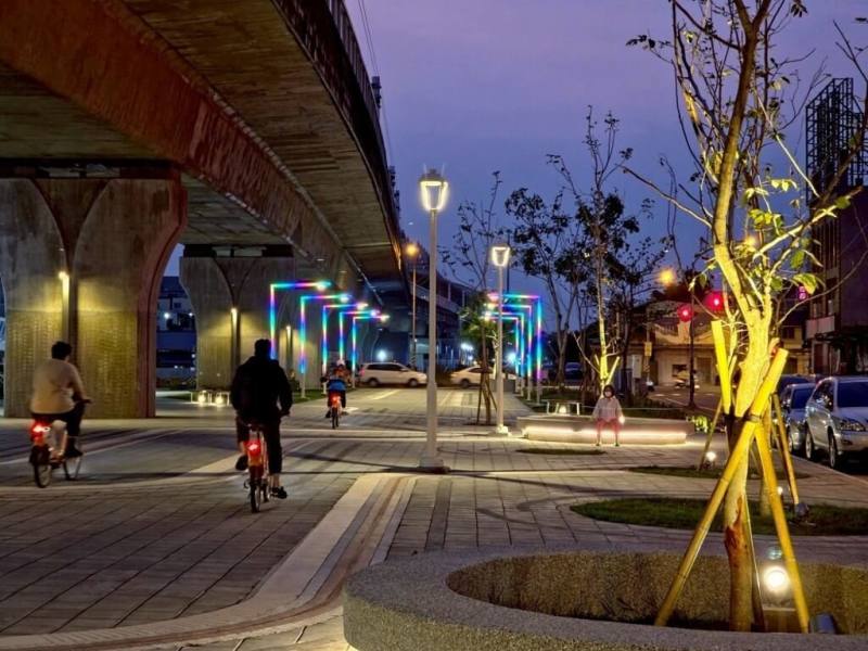 屏東縣政府推動城市空間再造，在市區鐵路橋下進行植被、照明等改善工程，萬倉街旁的鐵路橋下空間已完工，是民眾夜間散步的好去處，29日起也將舉辦「屏花漾市集」，一展城市新風貌。（屏東縣政府提供）