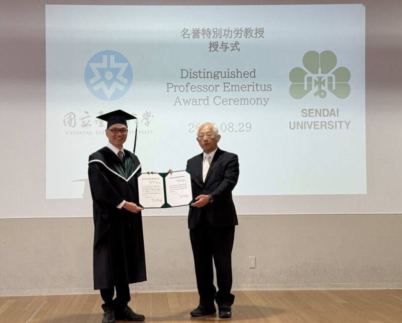 台東大學校長鄭憲宗 （左）29日獲日本仙台大學理事長朴澤泰治 （右）頒發「名譽特別功勞教授」榮銜。（台東大學提供）