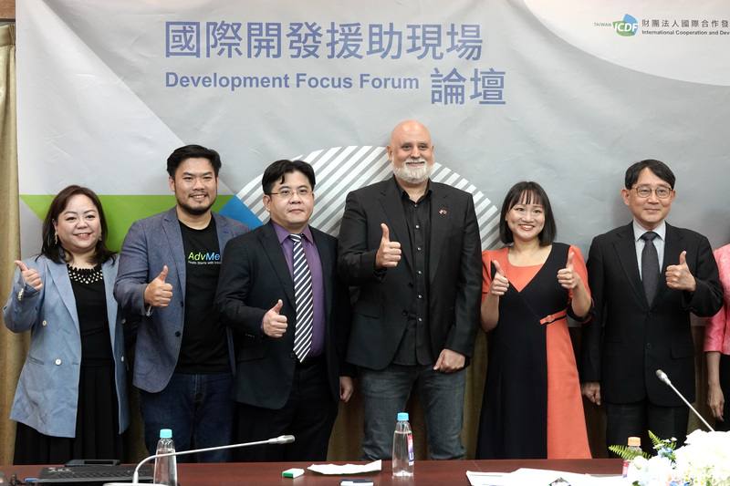 國合會28日舉辦「2025年第2屆國際開發援助現場論壇」，由國合會副秘書長謝佩芬（右2），丹麥哥本哈根大學生醫創新法律高等研究中心（CeBIL）副教授克瑞里斯（Marcelo Corrales Compagnucci，右3）等一屆、學界人士出席與會