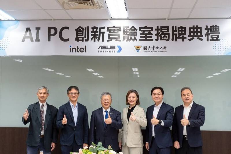 中央大學AI PC創新實驗室28日揭牌，包含中央大學資訊電機學院長蘇木春（左起）、群聯電子執行長潘健成、中央大學校長蕭述三、英特爾台灣區總經理莊蓓瑜、華碩聯合科技董事長林福能、中大資工系主任孫敏德皆出席見證並合影（校方提供）