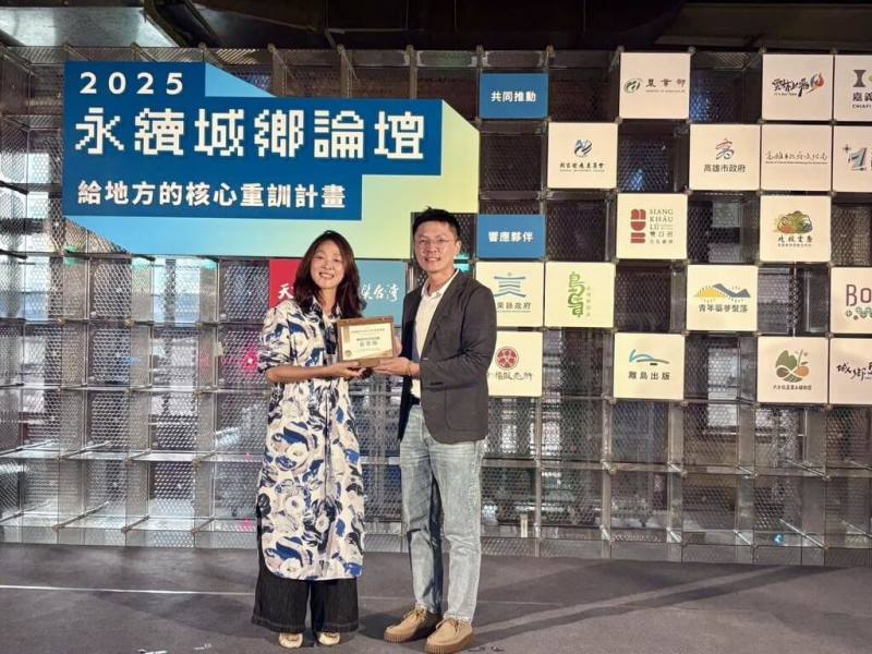 天下雜誌微笑台灣首度針對全台22縣市進行「永續旅遊準備度調查」，台東縣在「永續旅遊行動獎」5大面向中的「文化面向」脫穎而出，交觀處副處長洪國欽（右）日前前往受獎。（台東縣政府提供）
