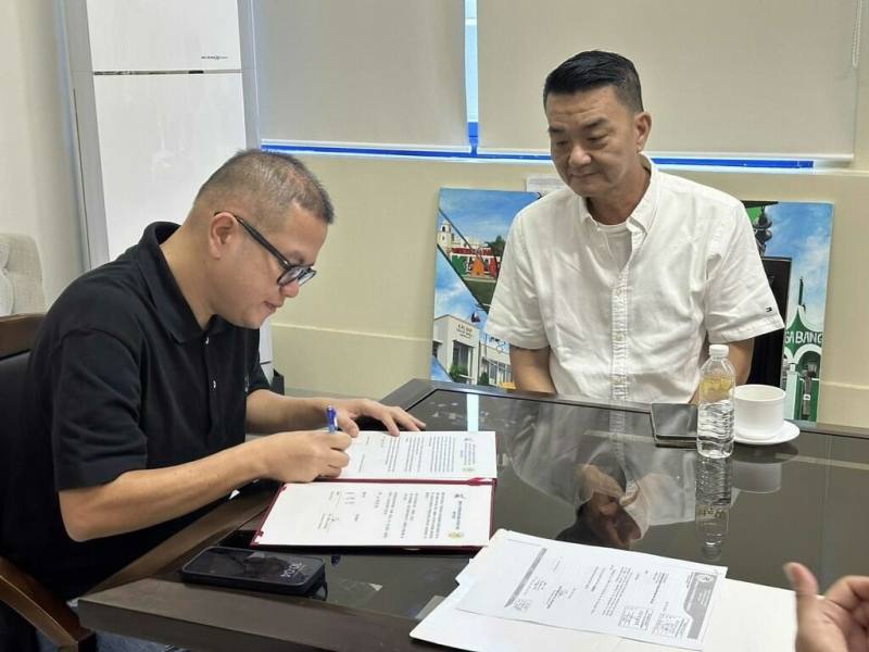 台南市和菲律賓阿克蘭省日前正式締盟為姊妹市，雙方跨海簽署協定，為雙邊關係揭開新頁。圖為阿克蘭省長米拉弗洛斯（左）簽署協定（台南市政府提供）