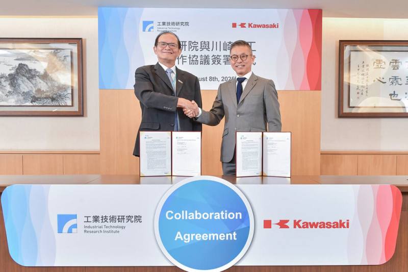 工研院副院長胡竹生（左）代表與日本川崎重工簽署合作協議，雙方將在機器人、無人機及綠色永續技術等領域合作