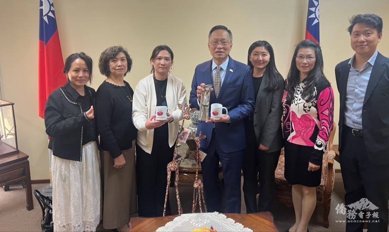 南非婦女會致贈紀念品予廖文哲