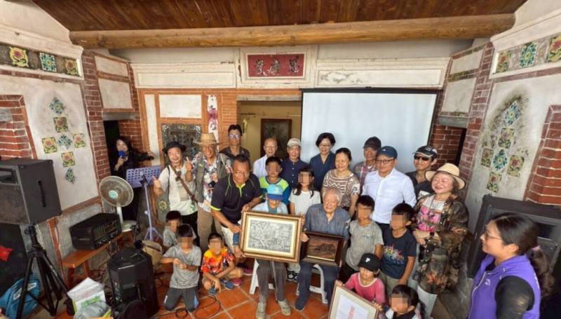 「澎湖望安南方群島海洋聚落藝文扎根活動」29日在望安花宅舉行，藝術家陳景容（前中右灰衣者）等藝文界人士齊聚共襄盛舉，與大小朋友開心合影留念。（澎湖旅遊解說協會提供）