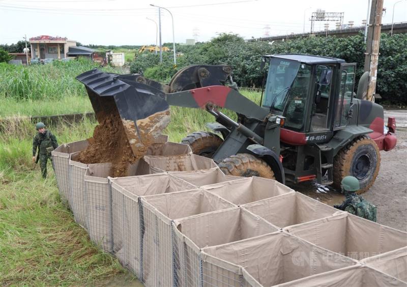 圖為陸軍工兵演練執行阻絕設置。（中央社檔案照片）