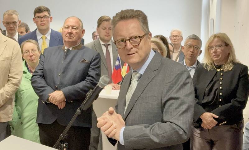 前德國外交部亞太司總司長哈特曼今年升任亞太助理次長，他在餞別會上感謝駐德代表謝志偉豐富了柏林的政治文化。他說謝志偉的努力，讓台灣議題被放上德國政治議程，並承諾未來會持續將台灣留在議程核心