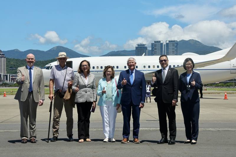 美國參議院軍事委員會主席韋克爾（右3）及共和黨參議員費雪（左3）28日抵台訪問。