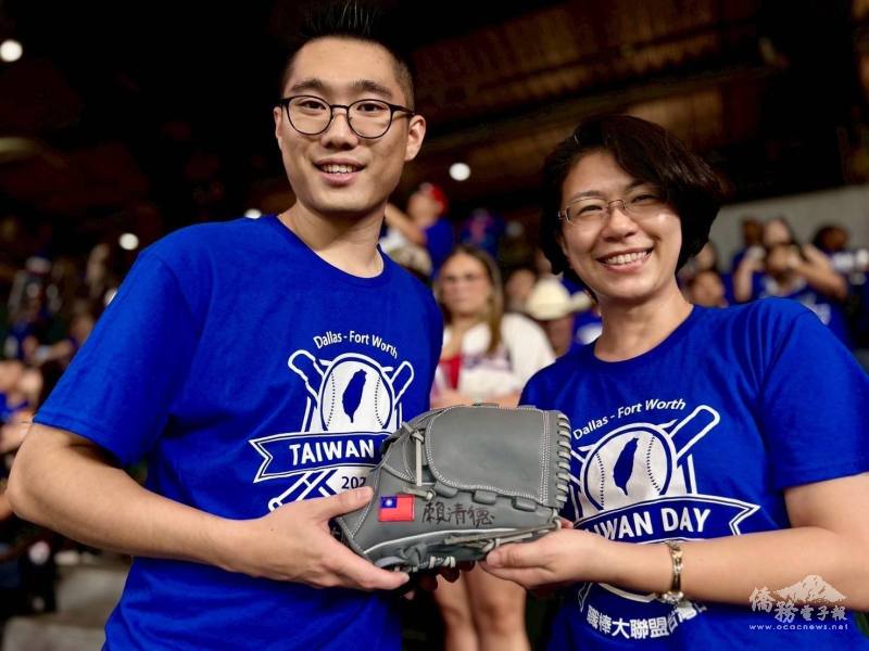 觀眾抽中總統簽名手套