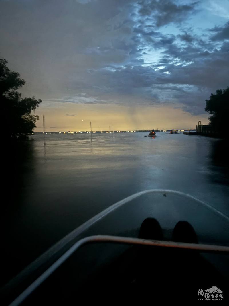 日落時有機會見到返家的海牛