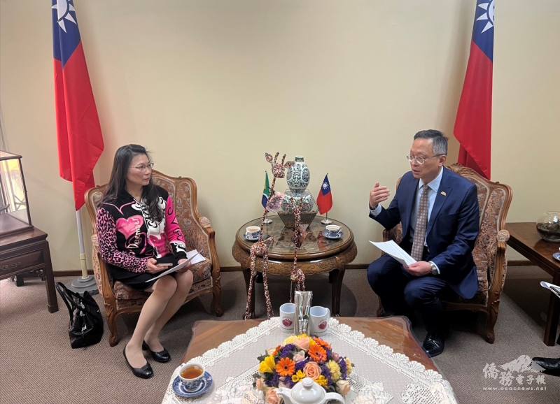 駐南非代表處大使廖文哲與南非華人婦女會會長曾正馨進行意見交流