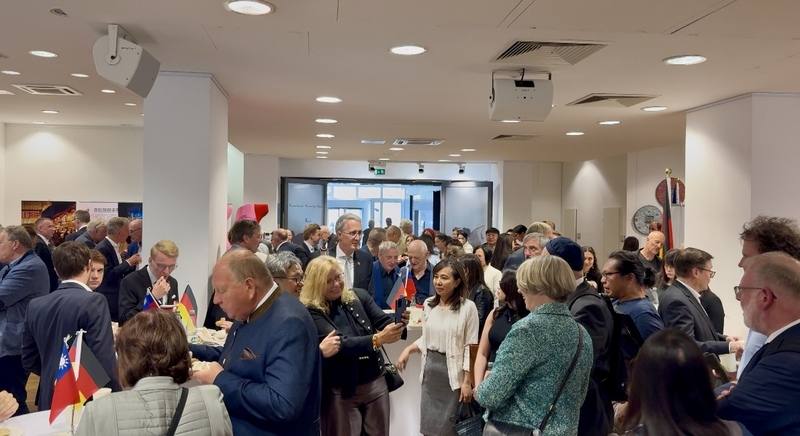 餞別會在柏林駐德代表處文化廳舉行，不少當地政要特地前來致意。德國外交部亞太助理次長哈特曼說，餞別會的盛況顯示，謝志偉在德國擁有許多真心朋友