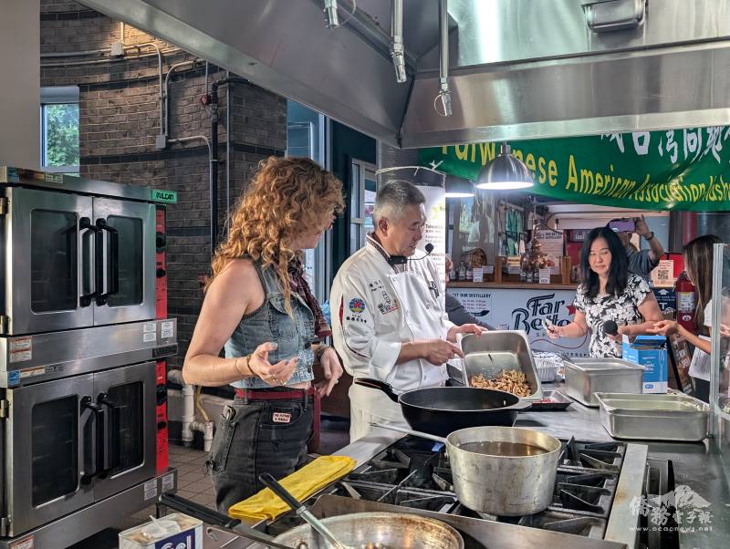 潘岱儒邀請美國朋友一起做客家小炒