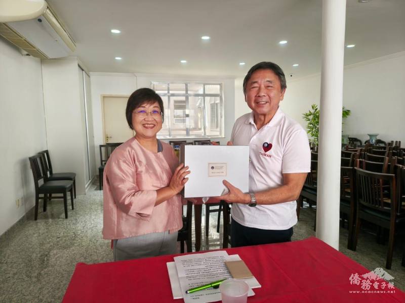 徐佳青贈禮給郭文豪理事長