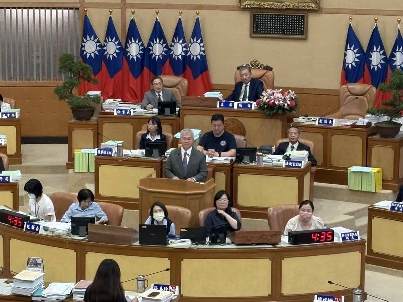 新北市議會通過警察局組織規程修正草案，民國115年將成立捷運警察隊。有議員29日質詢時關注成立後是否會排擠原有警力，警察局長方仰寧（中立者）答詢時承諾，絕不會壓縮各分局警力