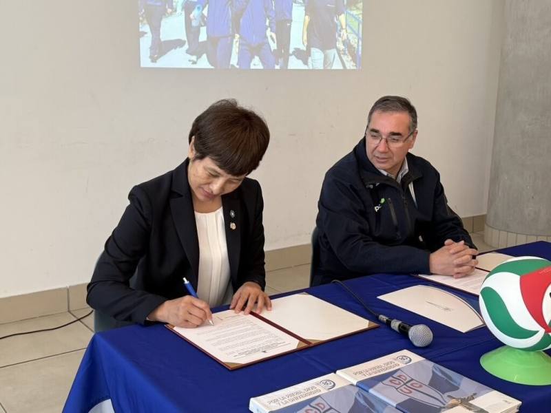 高中體總秘書長朱彩鳳（左）29日在智利首都聖地牙哥與智利天主教大學競技俱樂部簽署合作備忘錄，盼推動運動外交，增添雙方在學校體育交流的可能性。（高中體總提供）