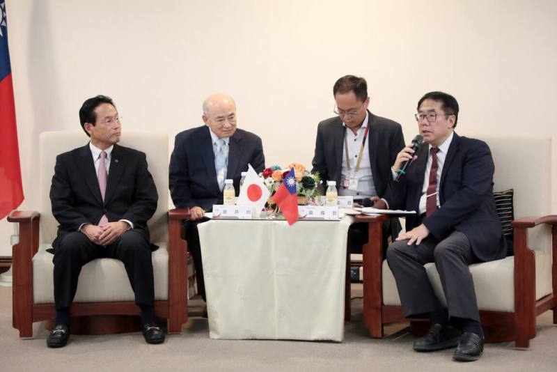 日本群馬縣安中市長岩井均（左）29日到台南市政府拜會台南市長黃偉哲（右），雙方深入討論觀光、體育、教育等議題。（台南市政府提供）