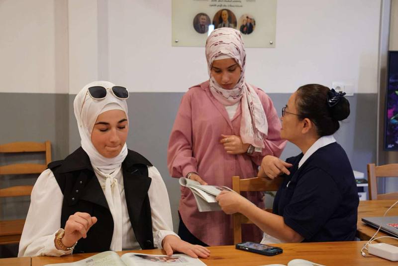 學生與周如意老師交流靜思語內容，學習在生活中實踐「感恩、尊重、愛」。