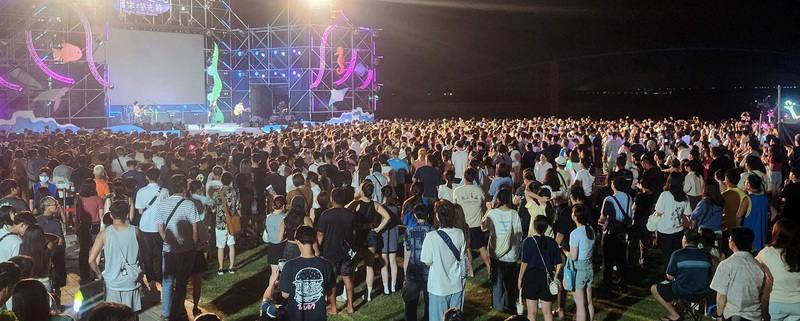 「2025澎湖追風音樂燈光節」共有6場演唱會，29日晚間迎來開幕場，馬公觀音亭園區湧入大批人潮