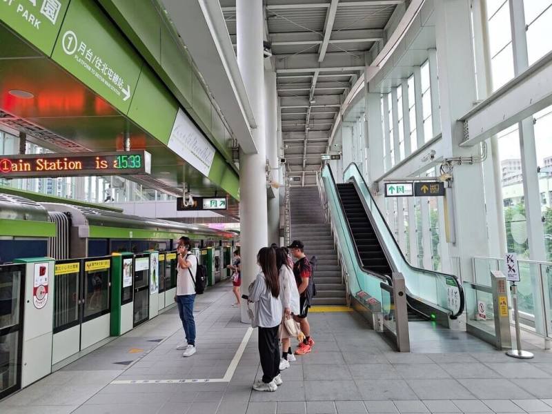 台中捷運綠線車站採取「輕、簡、透」設計，公共區域為開放式空間，但豪大雨及強風易造成雨水潑灑至高架車站站體內。台中捷運綠線提出改善方案，各車站月台上方設備帶均擴大遮蓋範圍。（中捷公司提供）