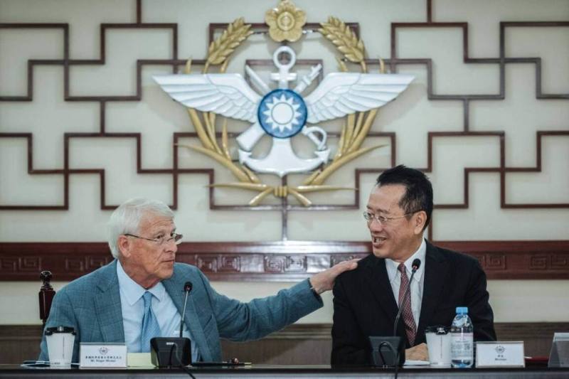 國防部長顧立雄（右）30日會晤美國聯邦參議院軍事委員會主席韋克爾（左）等人。（國防部提供）