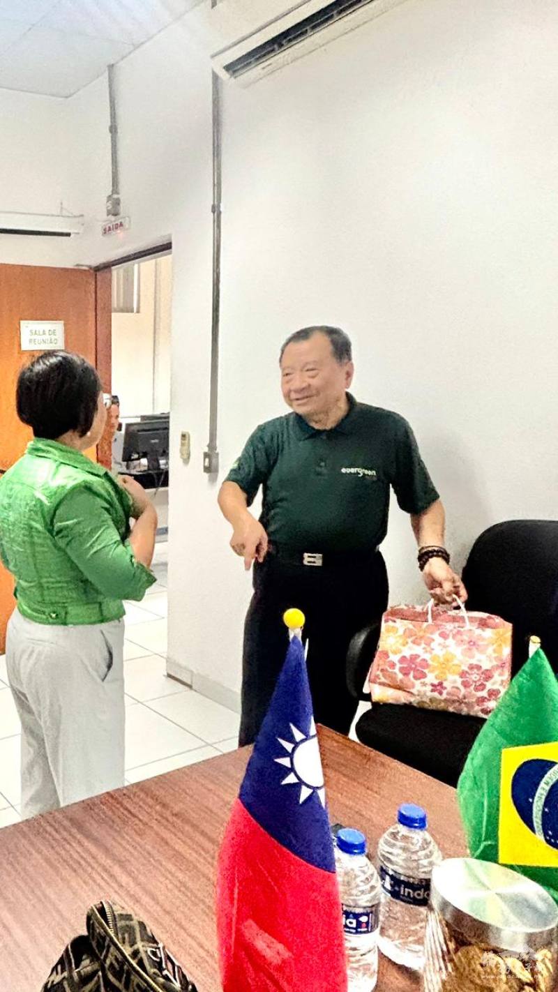 洪慈和僑務諮詢委員捐贈100萬台幣獎學金，鼓勵巴西僑生返國升學