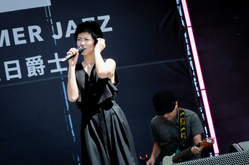 邁入第17年，兩廳院夏日爵士戶外派對將於30日登場，包括兩度奪下金曲台語歌后的曹雅雯（前）、金曲金音雙料肯定的東京中央線等將熱力開演，邀樂迷在星空下盡情搖擺。（國家兩廳院提供，Gelée Lai攝）