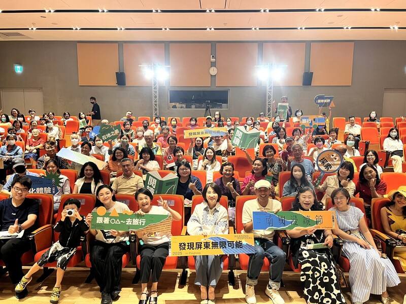 2025南國漫讀節30日啟動，開幕對談由屏東縣長周春米（前左5）與資深演員譚艾珍（前左4）及其女兒歐陽靖（前左3）、孫子新醬3代同台，分享到屏東旅遊故事點滴，並與民眾合影