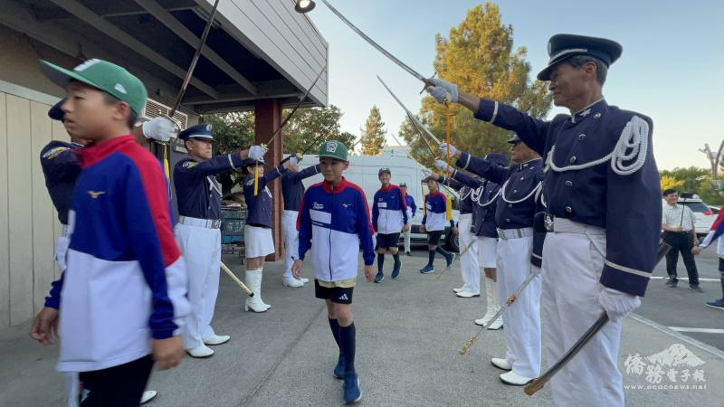 球隊隊員通過劍門