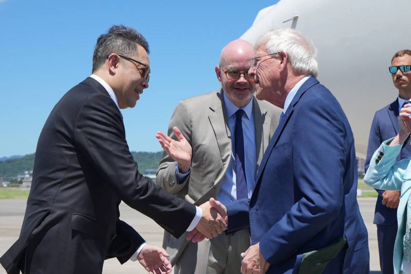 外交部政務次長陳明祺（左）代表外交部歡迎美國聯邦參議院軍事委員會主席維克（Roger Wicker，右）率團訪台。美國在台協會台北辦事處處長谷立言（Raymond Greene，中）也前往迎接。