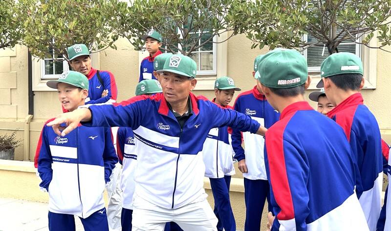 東園國小少棒隊總教練賴敏男29日與小將們在加州希爾斯伯勒（Hillsborough）市政廳打成一片