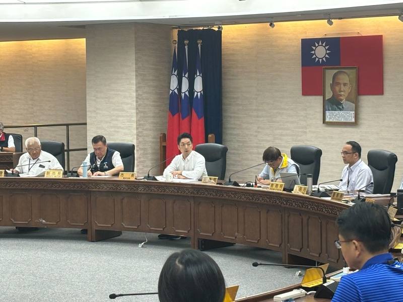 台北市長蔣萬安（後中）29日主持道路交通安全會報，聽取公共運輸處報告人工智慧（AI）公車站長「阿明」試辦結果