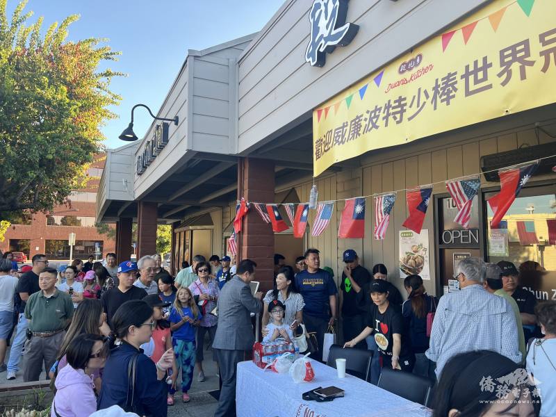 僑胞開心迎接世界冠軍少棒隊東園國小