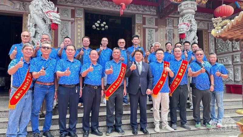 駐胡志明市辦事處處長韓國耀與越南平陽省巧聖廟主委廖宜昌暨幹部合影