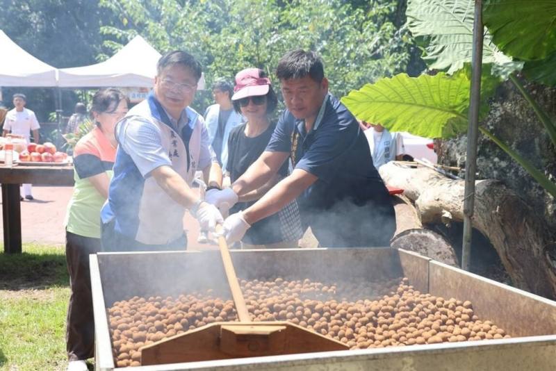 龍眼是南投縣中寮鄉重要經濟作物，鄉公所30日舉辦一年一度的龍眼文化季，現場以傳統龍眼灶起灶儀式祈福，盼風調雨順、農產豐收。（南投縣政府提供）