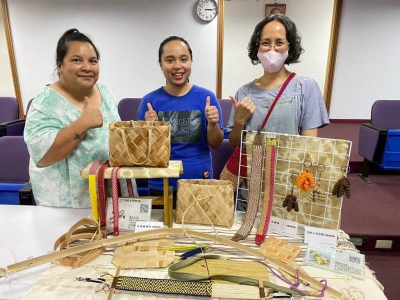 台中市和平區公所日前舉辦「原住民傳統作物伴手禮輔導遴選活動」，保證責任台中市原民見學勞動合作社展出「月桃編織包」、「弓織帶」及「鉤針小米吊飾」等作品，展現泰雅族精緻手工藝與文化傳承。（民眾提供）
