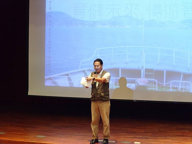 連江縣政府舉辦「馬祖2025永續發展研討會」，以永續、智慧與觀光等核心價值，重新思考下一階段施政重點。縣長王忠銘（圖）在29日下午的綜合論壇致詞時表示，受財劃法修正案影響，接下來將是一場「將預算奪回來的戰爭」，因為沒有經費，所有理想都只能是空想