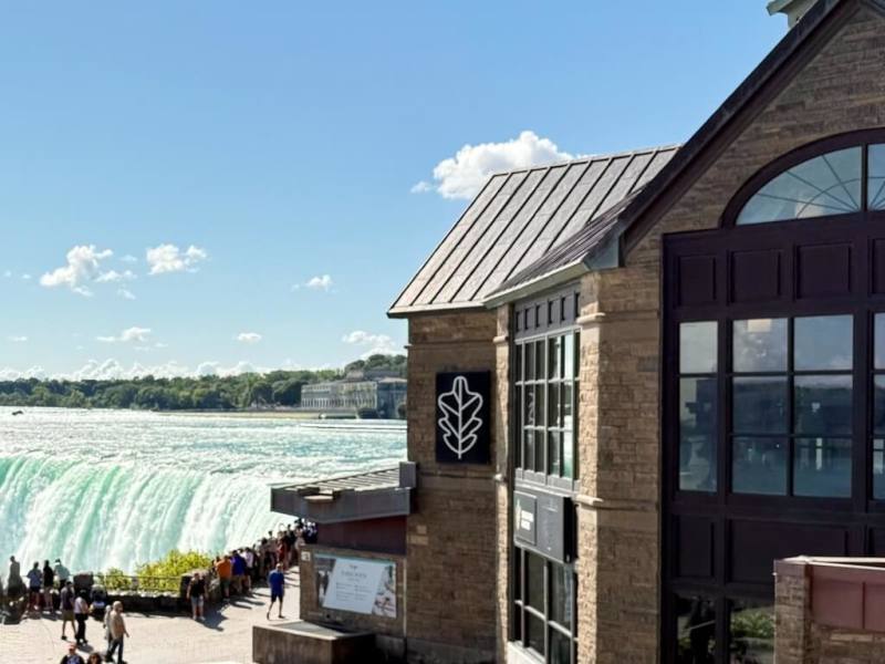 體感設備廠智崴在加拿大尼加拉大瀑布公園打造的飛行劇院Niagara Takes Flight 29日正式對外營運，圖為座落於尼加拉大瀑布旁的桌岩迎賓中心。（智崴提供）