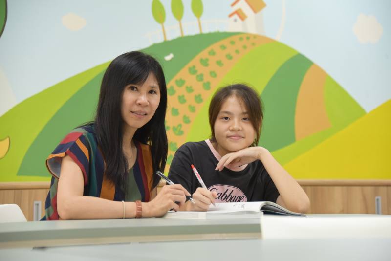 原本任教森林科的黃儀婷（左），轉任輔導老師，陪學生挺過風雨，看見自己的價值