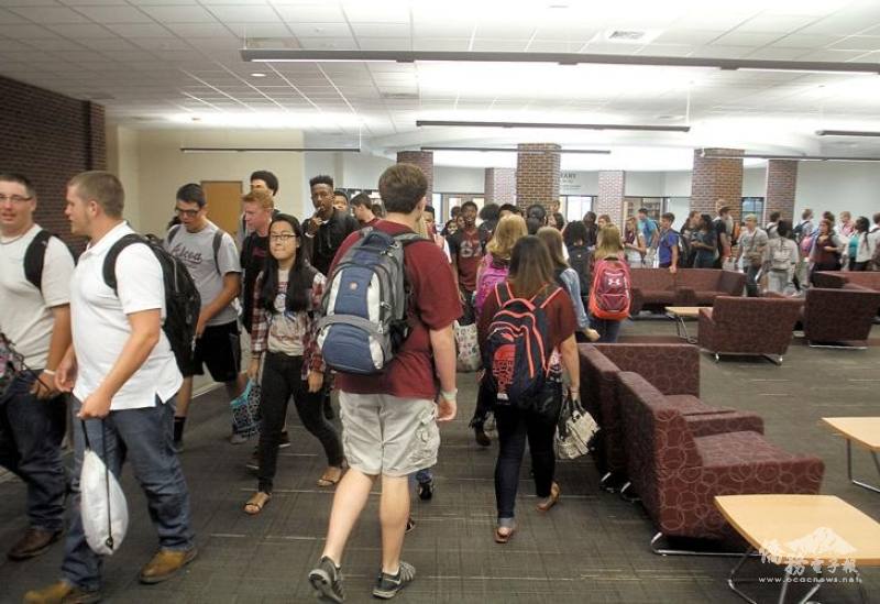 上下課期間的走廊總是很擁擠