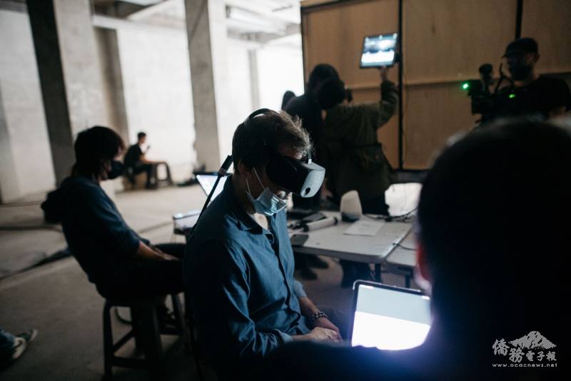 河床劇團團長郭文泰認為，VR擁有既親密又孤獨的觀賞模式，且360度全景影像又使觀者能產生沈浸感。但製作過程中亦面對與傳統媒材不同的挑戰。（河床劇團提供）