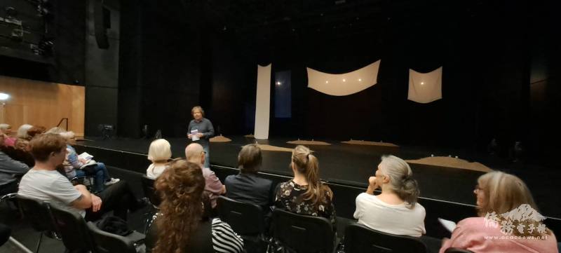 《野台羅摩》 演出現場。威瑪藝術節總策展人Rolf C. Hemke發言開場，揭開序幕