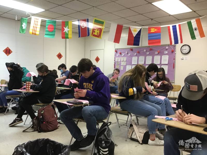 做亞洲文化手工藝的學生們