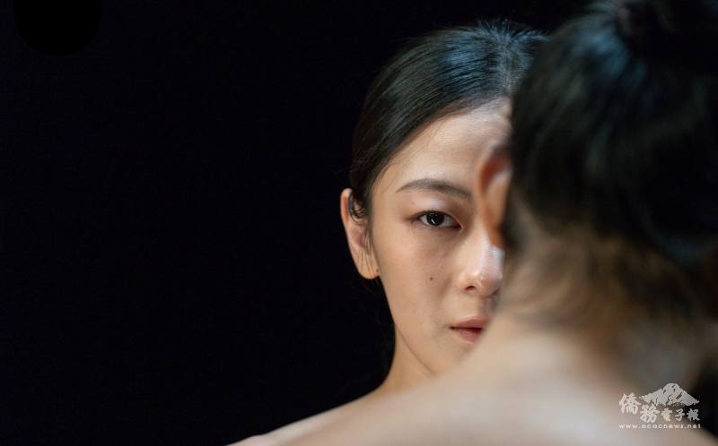 《開房間VR三部曲》裡，舞者的肢體、眼神近在咫尺，傷口和慾望都被凸顯；然而一旦摘下裝置，一切瞬間歸於虛無。觀眾的興奮感被急速拉升，也面臨瞬間消亡。（河床劇團提供）