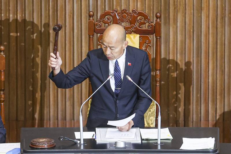 Legislative Speaker Han Kuo-yu strikes the gavel in the Legislative Yuan in Taipei on Friday. CNA photo Aug. 29, 2025