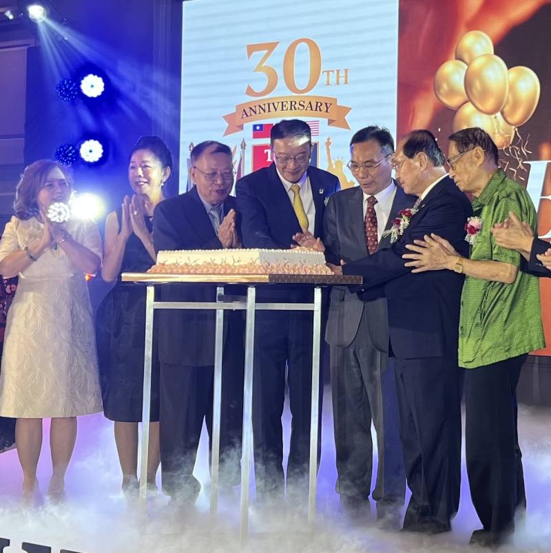 大使藍夏禮、董事長楊堅任及名譽董事長們齊切蛋糕慶賀泰國中華國際學校30週年慶。