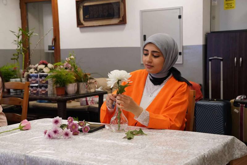 學生於插花課程嘗試搭配花材，展現獨特的美感與創意。