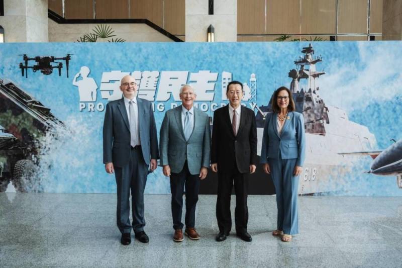 雙方代表合影留念，象徵臺美情誼堅定，共同守護民主價值。（軍聞社記者陳彥樺攝）