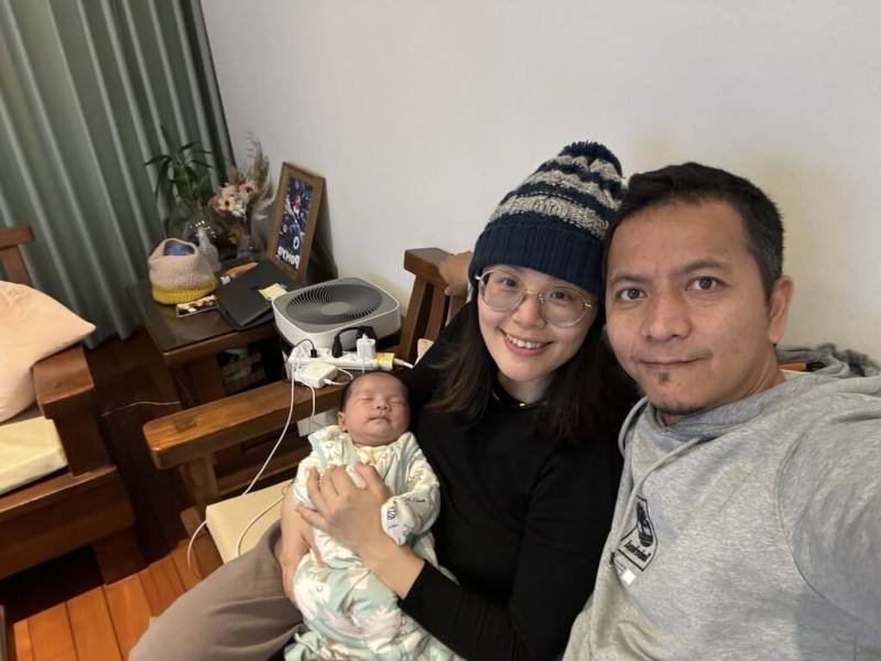 藏人巴桑頓珠（Pasang Dhondup）（右1）與台籍妻子在台灣育有1女，1家3口在台灣的家中合影。巴桑頓珠歷經多年申請終獲居留證，盼在台灣安身立命之餘，持續為西藏發聲。（巴桑頓珠提供）