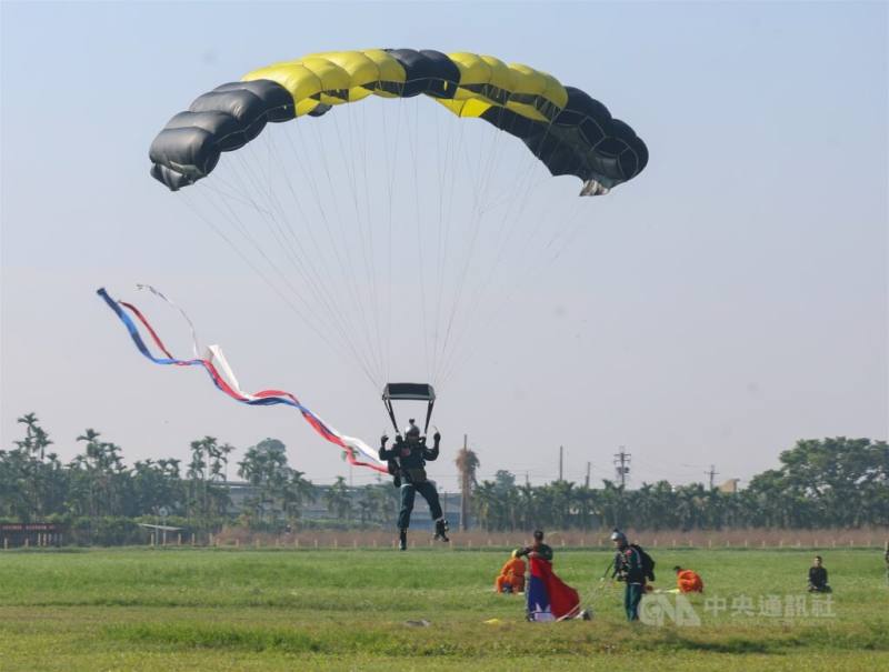 圖為國軍神龍小組及滲透專長訓練班官兵的跳傘過程。（中央社檔案照片）